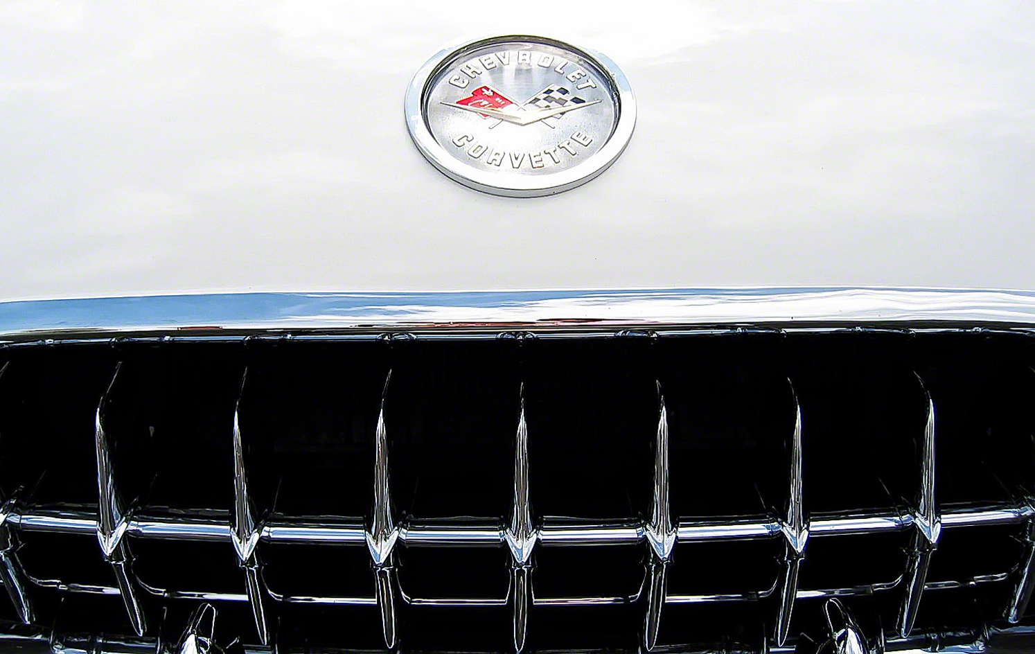 The heavey grill teeth of the 1960 Corvette Sting Ray compliment the new style tailights  molded into the rear fenders.
